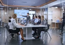 La Communication Institutionnelle Décryptée : Le Compas Essentiel dans la Tempête d’Informations Communication Institutionnelle